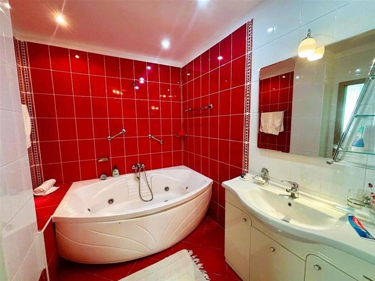 Casă individuală cu 10 camere cu Piscina în Malul Ursului