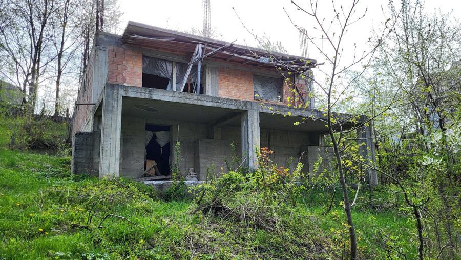 Casă cu 4 camere cu Teren 2344 Mp în Secăriei