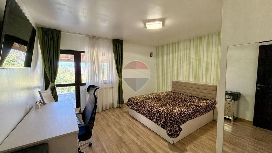 Casă individuală cu 4 camere cu Teren 1000 Mp în Periferie