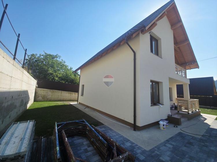 Casă cu 4 camere cu Teren 550 Mp în Calea Romanului