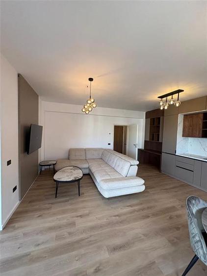 Apartament cu 2 camere decomandat, mobilat în Tractorul