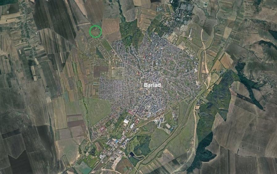 Teren de 5000 mp, în Perieni