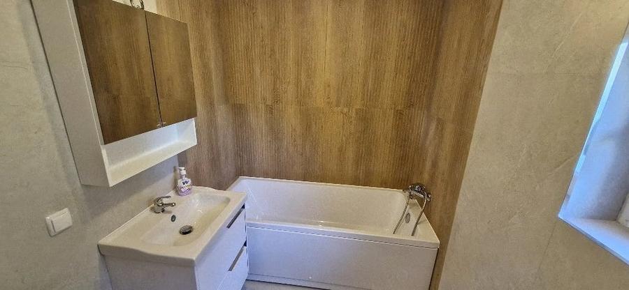 Casă cu 8 camere cu Teren 540 Mp în Poiana Țapului