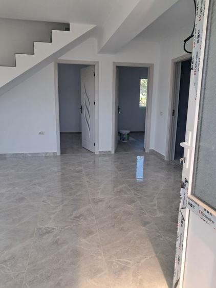 Casă cu 4 camere în Lumina