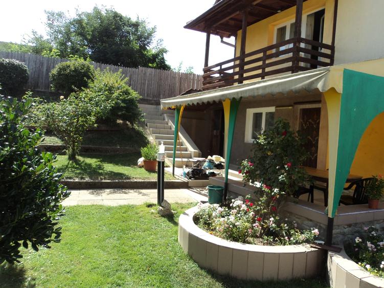 Casă cu 5 camere cu Garaj în Bujoreni