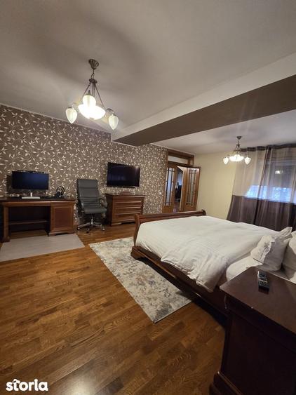 Apartament cu 5 camere decomandat în Buzaului