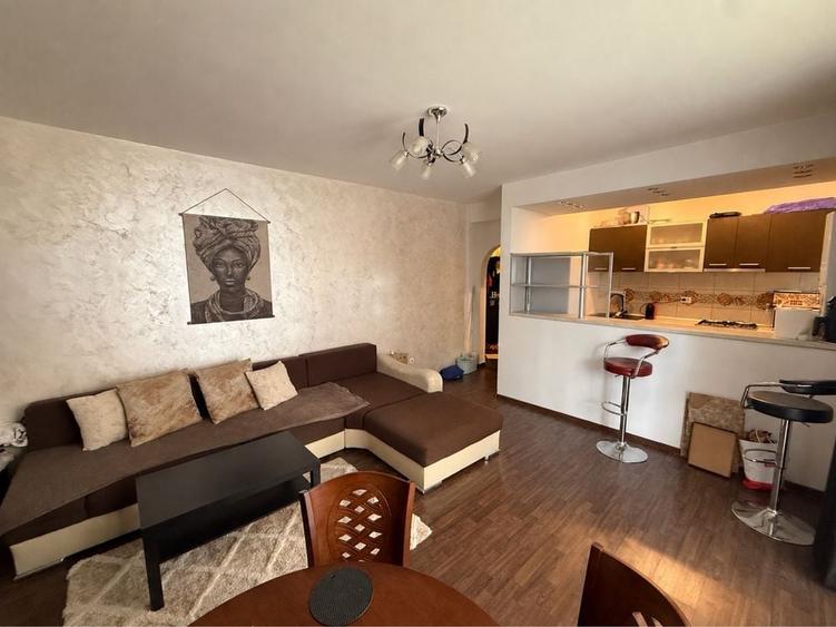 Apartament cu 3 camere decomandat în Roșu