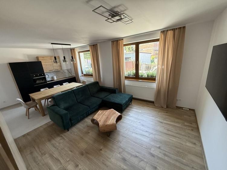 Casă cu 4 camere cu Teren 100 Mp în Central
