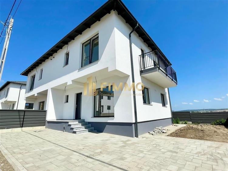 Duplex cu 4 camere cu Canalizare în Ipotești