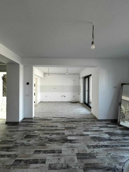 Casă cu 3 camere cu Teren 55 Mp în Exterior Vest