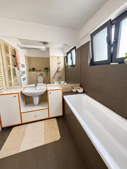 Apartament cu 3 camere decomandat, mobilat în Europa
