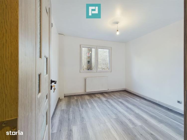Apartament cu 3 camere semidecomandat în Aurel Vlaicu