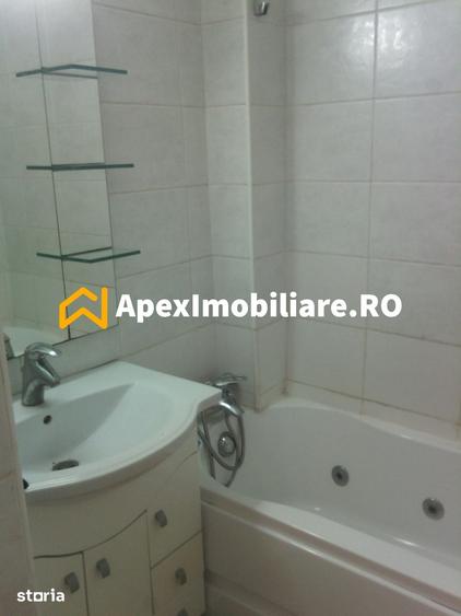 Apartament cu 3 camere semidecomandat în Centrul Civic