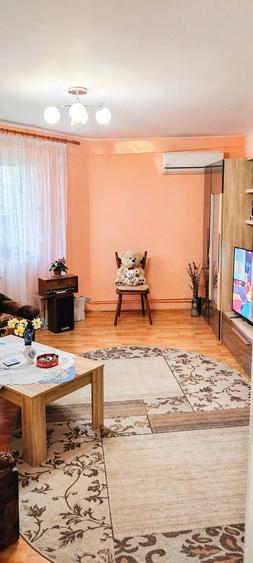 Apartament cu 3 camere semidecomandat în Soarelui