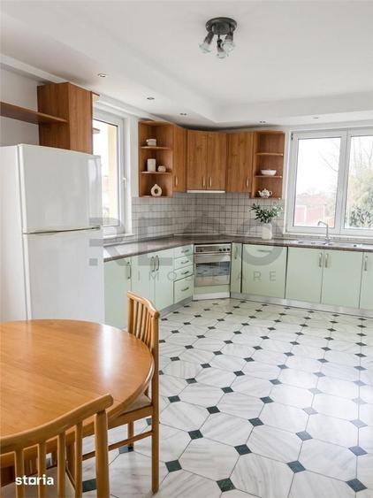 Casă cu 5 camere cu Teren 8030 Mp în Sânmartin