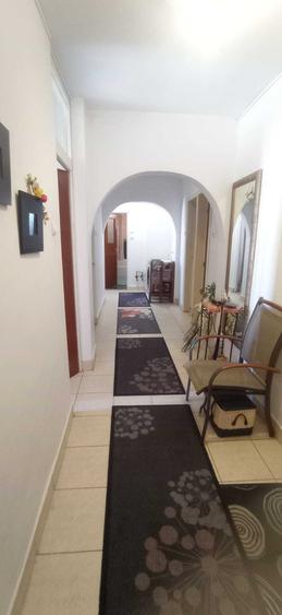 Apartament cu 3 camere decomandat în Tei