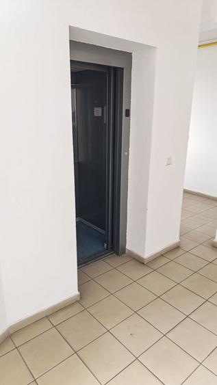 Apartament cu 3 camere semidecomandat, mobilat în Badea Cârțan