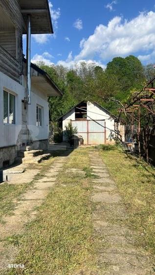 Casă cu 4 camere cu Teren 1650 Mp în Central