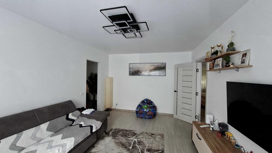 Apartament cu 3 camere semidecomandat în Berceni