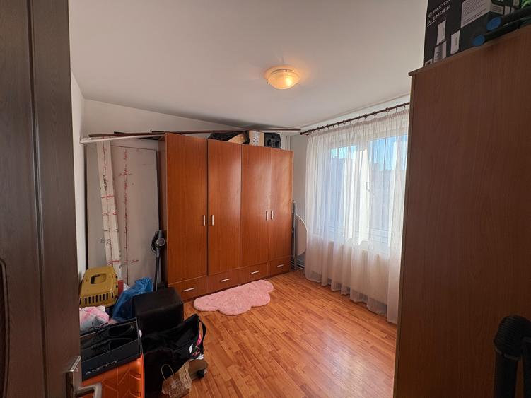 Apartament cu 3 camere decomandat în Apărătorii Patriei