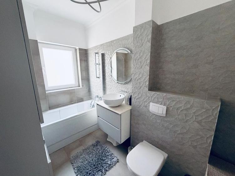 Apartament cu 3 camere decomandat în Sisești