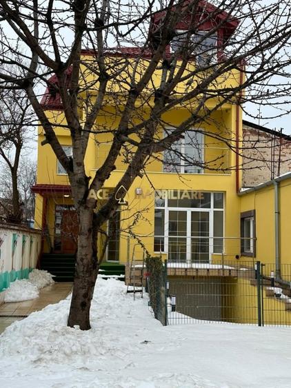 Casă individuală cu 6 camere cu Canalizare în Tineretului