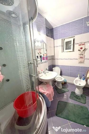 Apartament cu 3 camere decomandat în