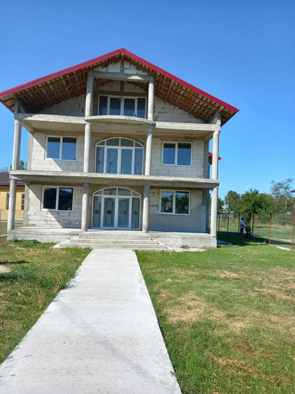 Casă cu 4 camere în Corbii Mari