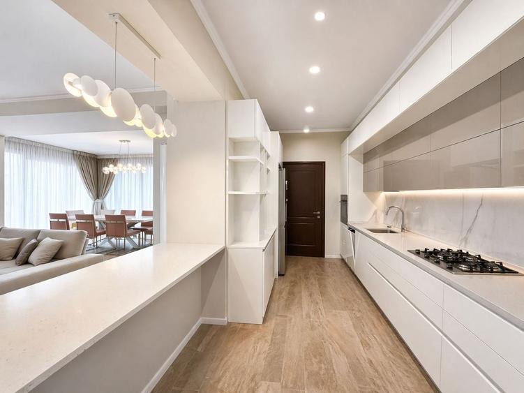 Apartament cu 4 camere decomandat în Kiseleff