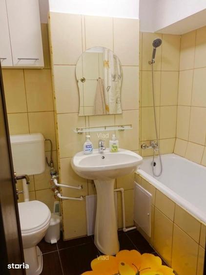 Apartament cu 3 camere semidecomandat în Militari
