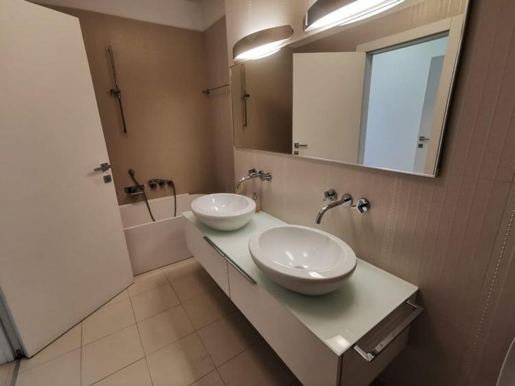 Apartament cu 4 camere decomandat, mobilat în Capitale