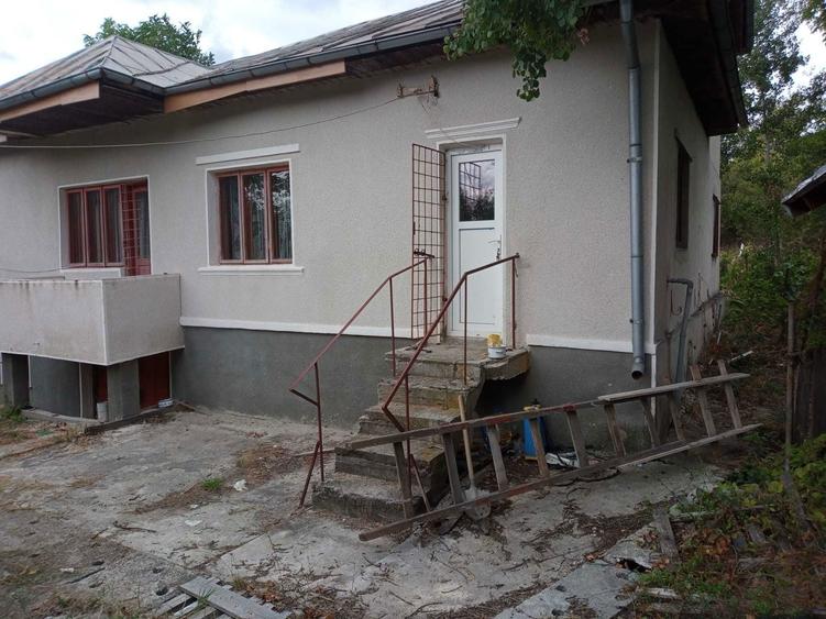 Casă cu 4 camere în Tetoiu