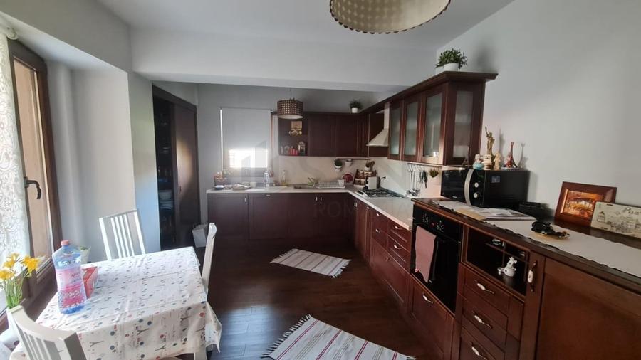 Casă individuală cu 5 camere cu Canalizare în Păcii