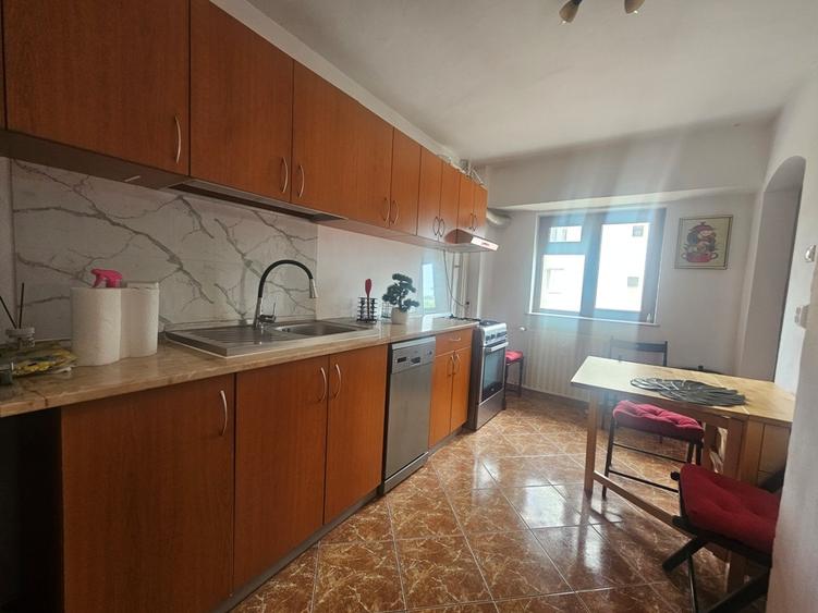 Apartament cu 3 camere decomandat, mobilat în P-ța Victoriei