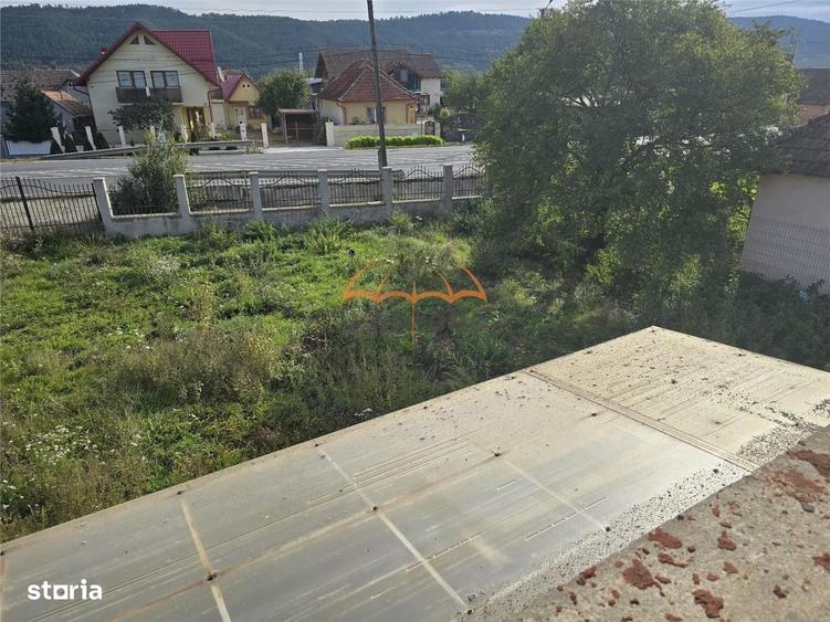 Casă cu 4 camere cu Teren 2424 Mp în Fundătura