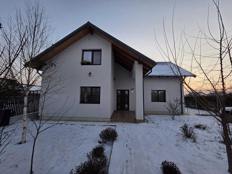 Casă cu 4 camere în Horia