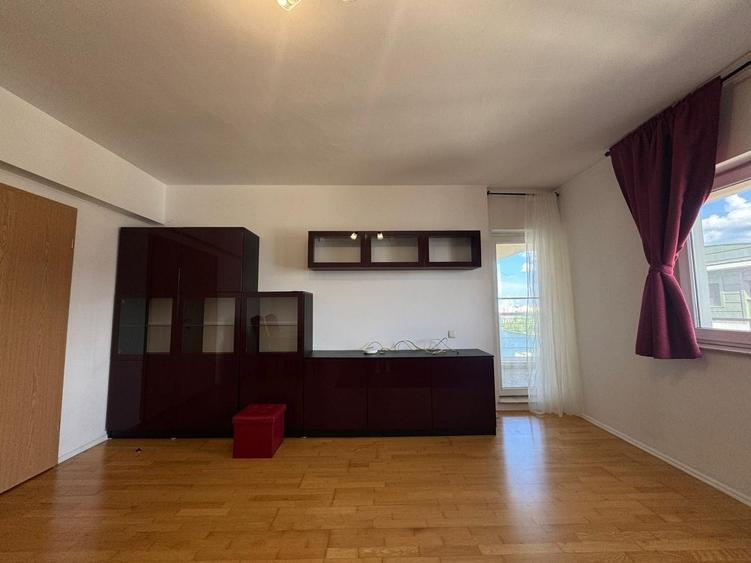 Apartament cu 3 camere decomandat, mobilat în Tei