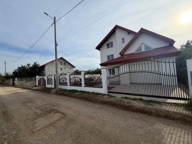 Casă individuală cu 6 camere cu Canalizare în Pasărea