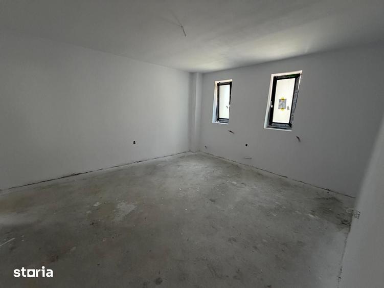 Casă cu 7 camere cu Teren 1300 Mp în Central