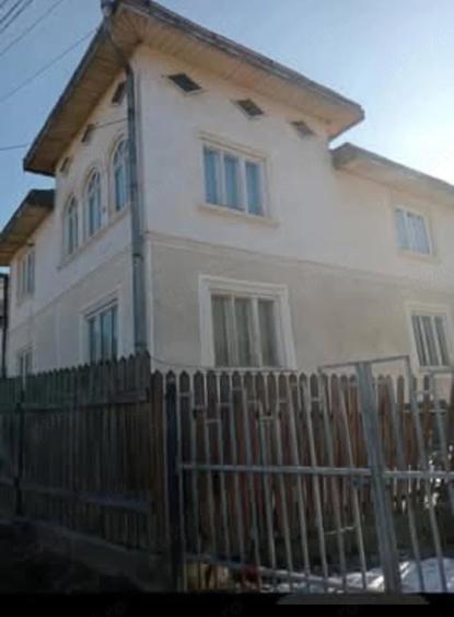 Casă cu 3 camere cu Teren 300 Mp în Central