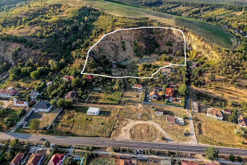 Casă cu 5 camere cu Teren 12000 Mp în Barațca