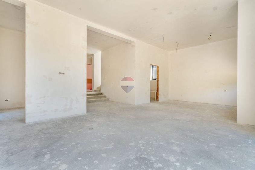 Duplex cu 6 camere cu Teren 600 Mp în Sud