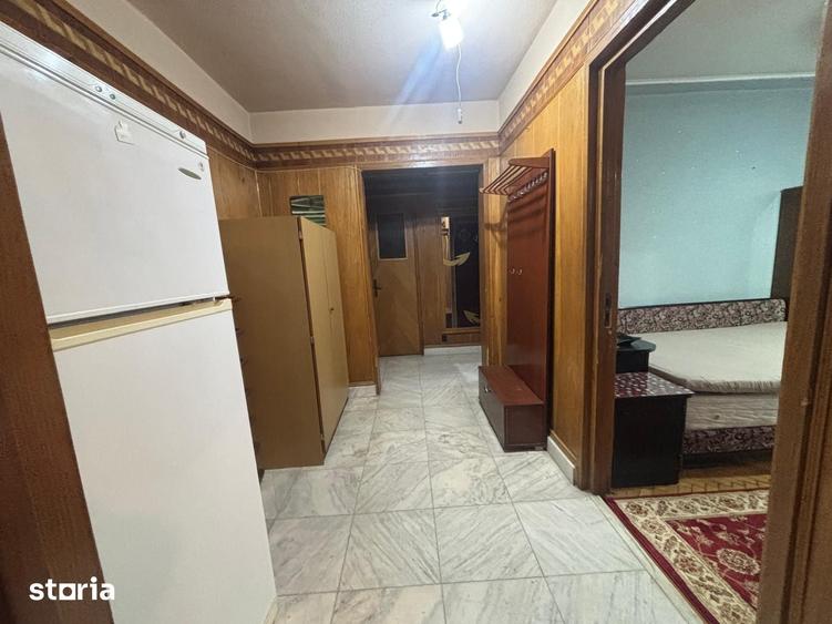 Apartament cu 3 camere semidecomandat în Podu Roș
