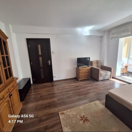 Garsonieră decomandată în Decebal