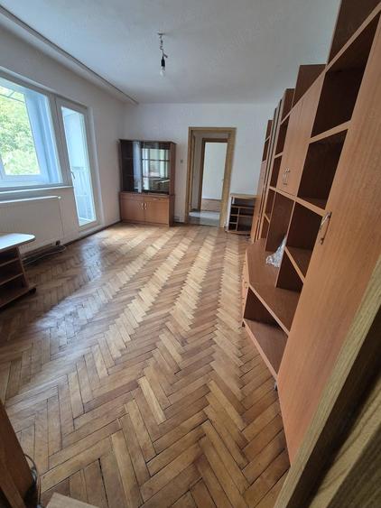 Apartament cu 3 camere semidecomandat în Govândari