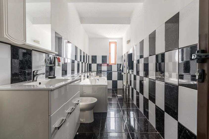 Casă cu 9 camere cu Teren 1025 Mp în Filiași