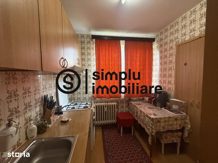 Apartament cu 3 camere semidecomandat în Calea București