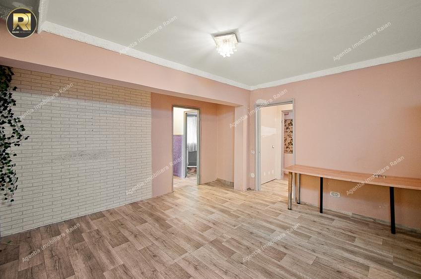 Apartament cu 3 camere semidecomandat în Micro 40