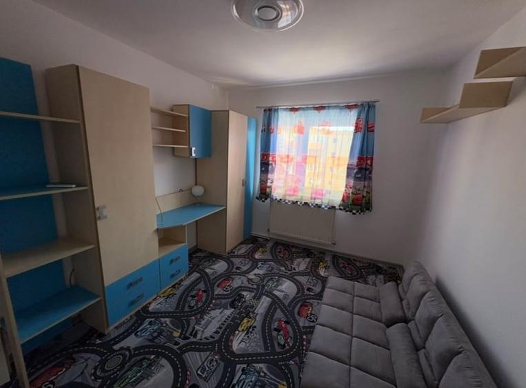 Apartament cu 4 camere decomandat, mobilat în Plopilor