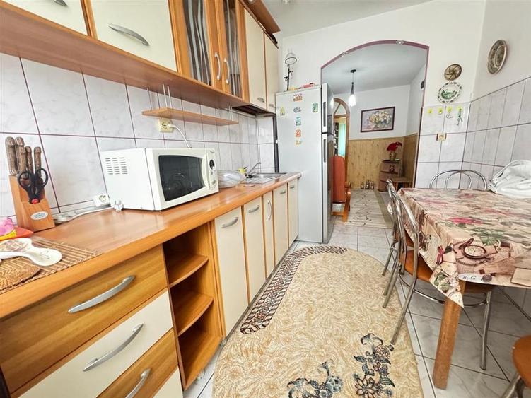 Apartament cu 3 camere decomandat, mobilat în Valea Aurie